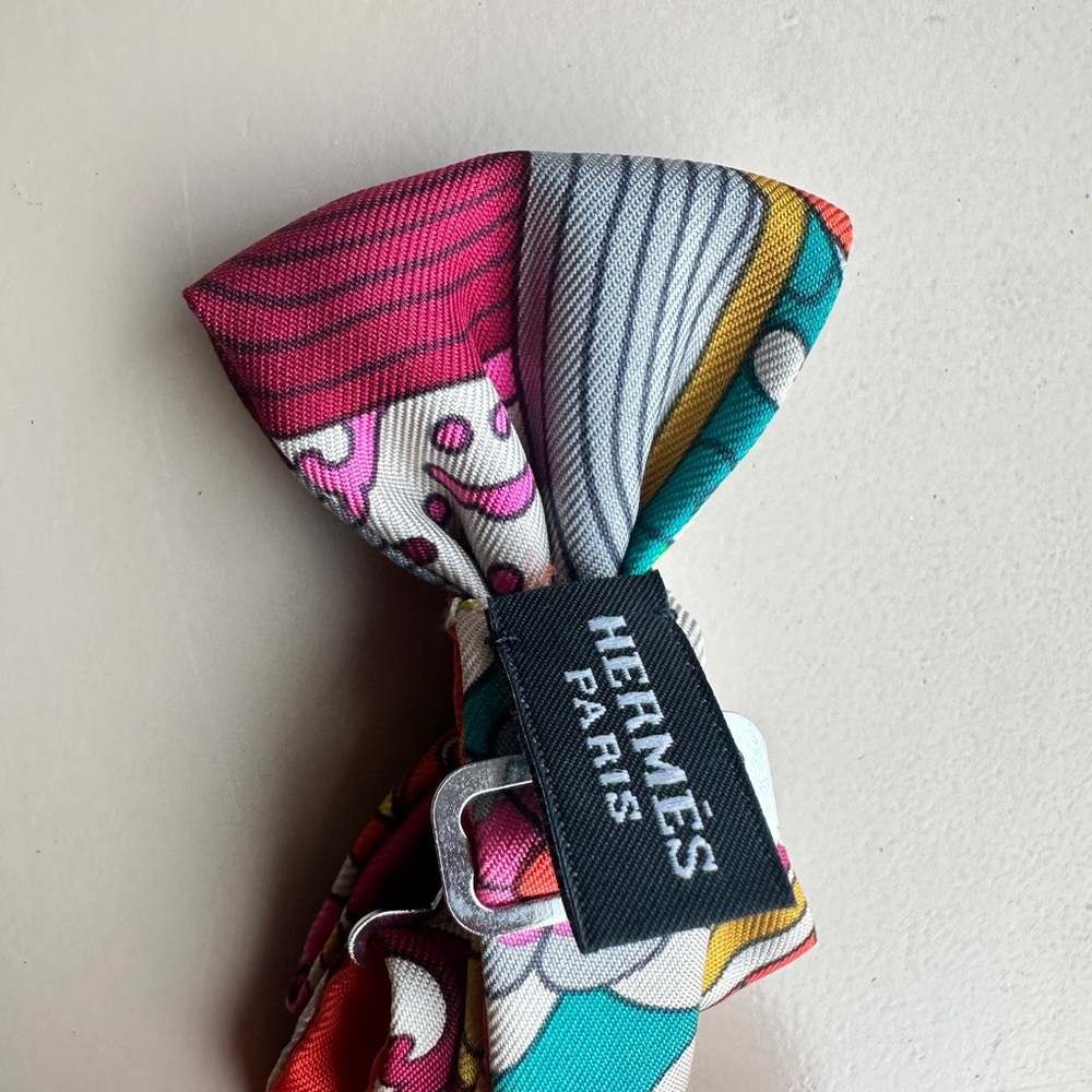 Hermes silk bow tie can be worn around neck or wrist - Picture 3 of 5